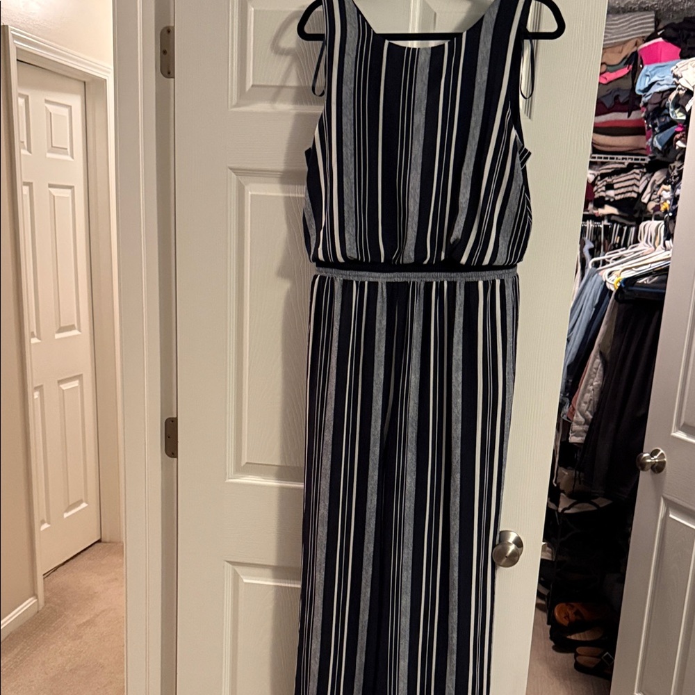 Lovely flowy jumpsuit with back zipper and back high tie